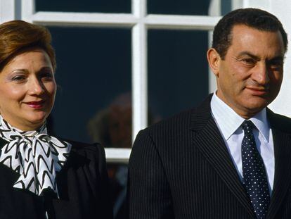 El fallecido dictador egipcio, Hosni Mubarak, y su esposa Suzanne, en 1984.