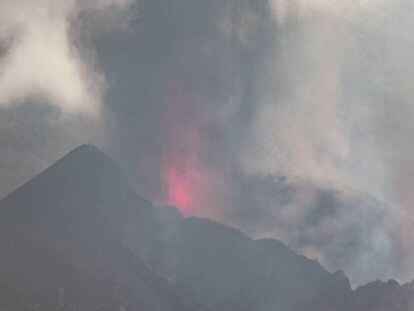 Imagen del volcán de la Palma en erupción.
