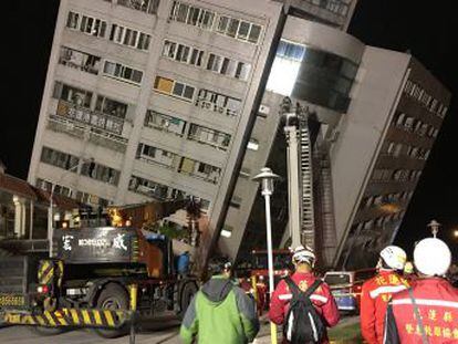 Un hotel se ha venido abajo en la ciudad de Hualien, la más afectada por el seísmo