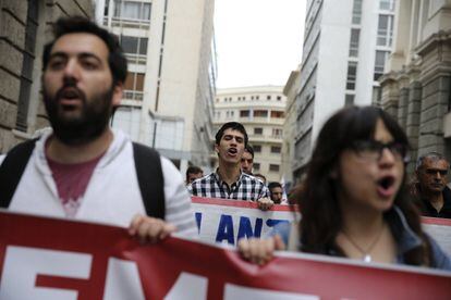 Los sindicatos han bautizado estas medidas como "cuarto memorando" por ser ajustes adicionales que no estaban previstos en el tercer rescate. En la imagen, manifestantes sujetan pancartas en el centro de Atenas.