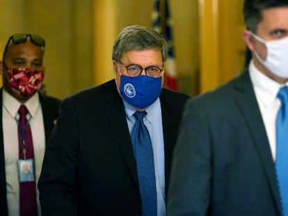 El fiscal general, William Barr, este lunes, tras reunirse con el el líder de los republicanos en el Senado, Mitch McConnell.