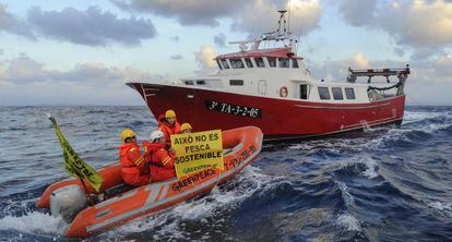 Activistas increpan a un barco por no hacer pesca sostenible.