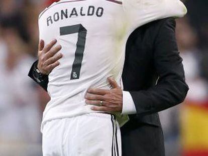 Ronaldo y Ancelotti se abrazan al finalizar el encuentro.