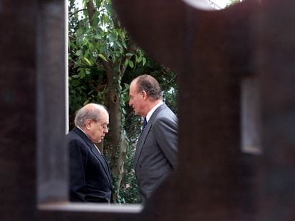 Juan Carlos I y Jordi Puyol charlan tras la inauguración de una  exposición de Chillida en la Fundación Miró de Barcelona en 2003.