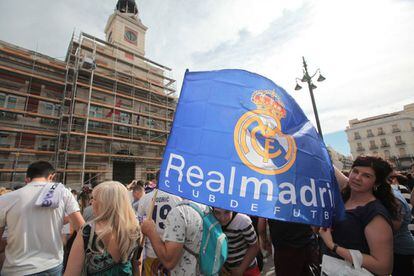 Aficionados del equipo blanco en la madrileña Puerta del Sol.