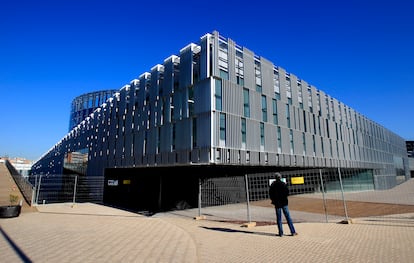 Entrada, con vallas, al Creaa de Alcorcón en una imagen de 2019.