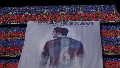 Una bandera en el Camp Nou para despedir a Xavi Hern&aacute;ndez.