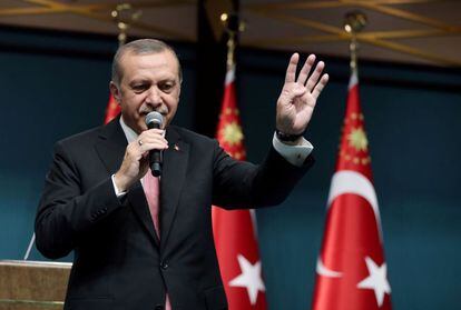 El presidente turco Recep Tayyip Erdogan se dirige a la nación en directo desde el palacio presidencial de Ankara.