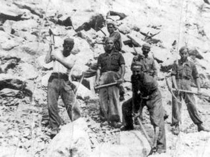 Presos trabajando en el Valle de los Caídos, en la provincia de Madrid, tras el fin de la guerra.