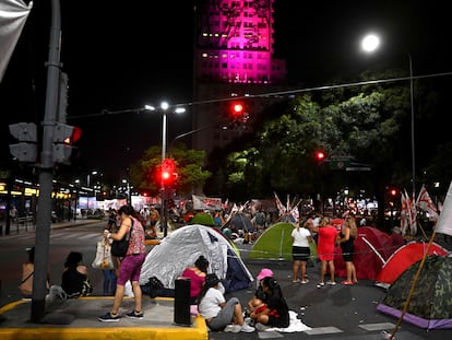 Manifestantes acampan frente al Ministerio de Desarrollo Social para exigir "trabajo digno".