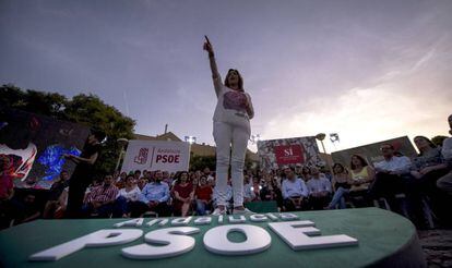 La secretaria general del PSOE en Andalucía y Presidenta de la Junta de Andalucía, Susana Díaz, en el barrio cordobés de Fátima.