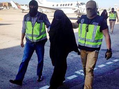 Las dos jóvenes yihadistas, acompañadas por policías, el lunes en el aeródromo de Cuatro Vientos en Madrid.