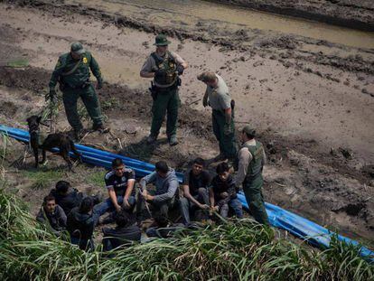 Agentes fronterizos detienen a inmigrantes cerca de McAllen, Texas, el pasado 27 de marzo