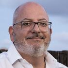 03/03/21 Buenos Aires, Argentina. Pablo Alejandro Basile, profesor de música, posa en su casa a las afueras de Buenos Aires, desde donde imparte clases online de música. Gabriel Pecot para El País