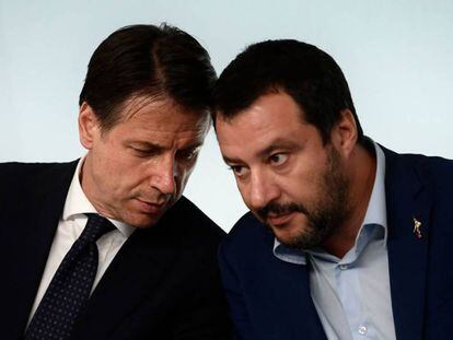 El primer ministro italiano, Giuseppe Conte, junto al líder de la Liga, Matteo Salvini, el pasado octubre en Roma. En vídeo: declaraciones del ministro del interior, Matteo Salvini, y del primer ministro italiano, Giuseppe Conte.