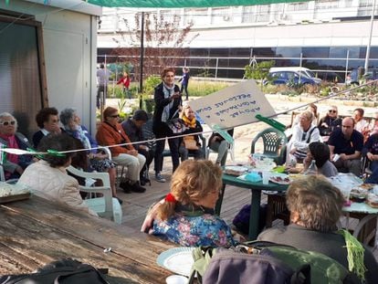 Vecinos de Trafalgar reunidos en el huerto urbano de la Ventilla.