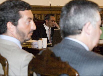 Arnaud Frabrice Albouhair, de perfil, junto a Roca, con Urquía al fondo, durante el juicio.