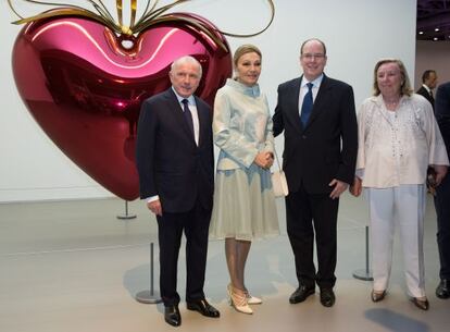 Pinault, con Alberto de Mónaco y Shahbanu Farah Pahlavi, ante un 'koons'.