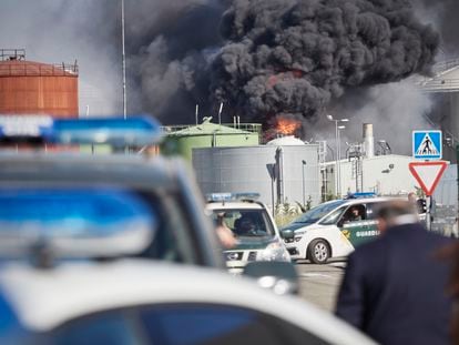 Vehículos de la Guardia Civil resguardan una planta de biodiesel que explotó en Calahorra, La Rioja, en mayo de 2022.