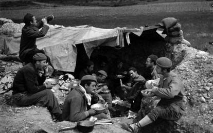 Milicianos de la División Ascaso almuerzan en el frente de Aragón en 1937. Fotografía de Margaret Michaelis.
