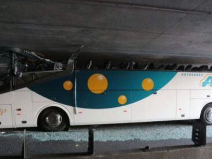 Imatge de l'estat de l'autobús després de l'accident.