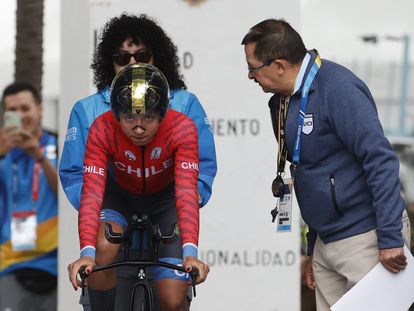 Aranza Villalón en la prueba contrarreloj de ciclismo durante los Juegos Panamericanos 2023.
