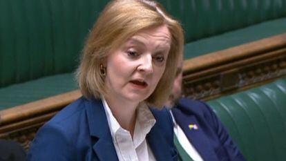 La ministra de Exteriores del Reino Unido, Liz Truss, anuncia este martes en la Cámara de los Comunes la ley que modificará unilateralmente parte del Protocolo de Irlanda del Norte.