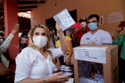 La presidenta interina de Bolivia, Jeanine Áñez, antes de introducir su vota en un centro electoral de Trinidad (Bolivia).