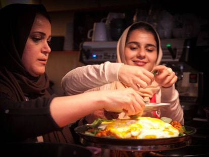 Elahe y Parastoo durante una de las clases de cocina iraní que organiza Migrateful.