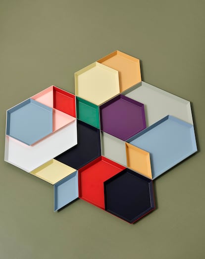 Colección de bandejas en acero Kaleido (2012), el primer accesorio superventas de HAY para el hogar.