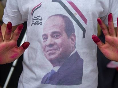La imagen del presidente Abdelfatá al Sisi, en la camiseta de un partidario en un colegio electoral de El Cairo.