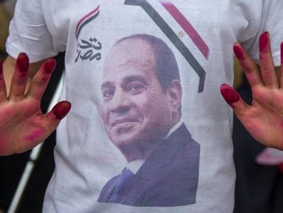 La imagen del presidente Abdelfatá al Sisi, en la camiseta de un partidario en un colegio electoral de El Cairo.