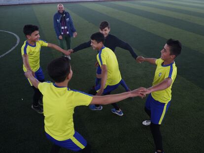 Hussein, en el centro de la imagen, celebra un gol rodeado por el resto de su equipo.  "Cuando tengo un partido no voy a trabajar, me gusta mucho el fútbol y no quiero dejarlo. Y cuando marco, lo celebro como los jugadores en Europa y Brasil".