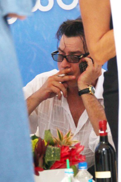 Charlie Sheen esperando a ser entrevistado en una piscina de la playa de Malibú, en 2012.