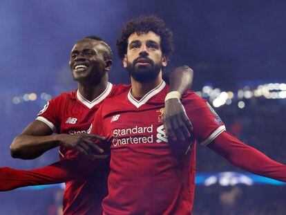 Mané abraza al goleador Salah en el Etihad.