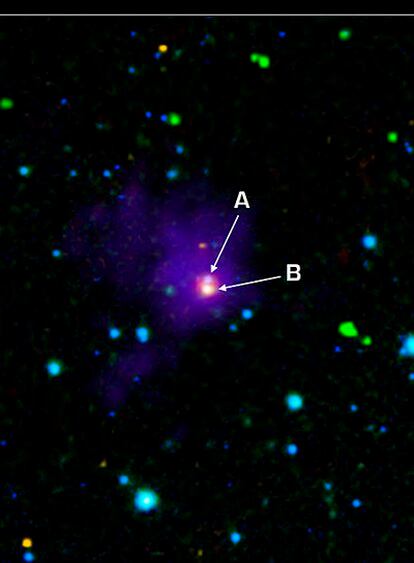 Imagen de las dos enanas marrones muy jóvenes (en rojo) en sus primeros momentos de formación. La imagen se puede encontrar en diferentes formatos y resoluciones <a href="http://spitzer.caltech.edu/images/2838-ssc2009-21a-Twin-Brown-Dwarfs-Wrapped-in-a-Blanket" target="_blank">en esta <i>web.</i></a>