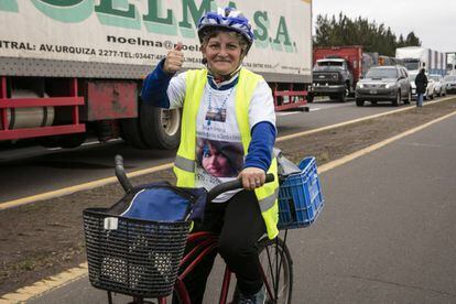 Rosana Saraceni viaja cada año en bicicleta al lugar del accidente de Gilda