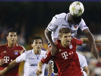 Cissokho despeja el balón ante Müller.