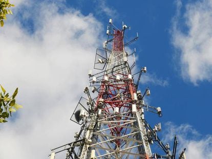 Telefónica vende a Amancio Ortega un 10% de Telxius, su filial de infraestructuras, por 379 millones