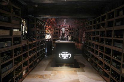 Otro de los espacios del restaurante Coque, con Mario Sandoval como propietario y chef del establecimiento, dedicados a los vinos y champanes.