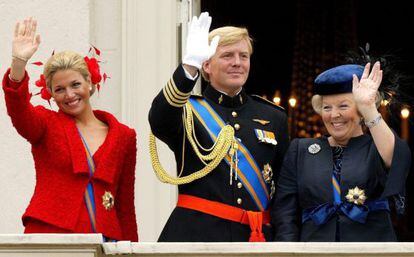 De derecha a izquierda la reina Beatriz, el príncipe heredero Guillermo y su esposa, Máxima Zorreguieta, saludan desde el palacio Noordeinde de La Haya (Holanda).