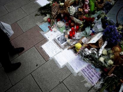 Vista de las flores y los mensajes dejados en el lugar en el que fue asesinado Samuel Luiz en A Coruña, en 2021.