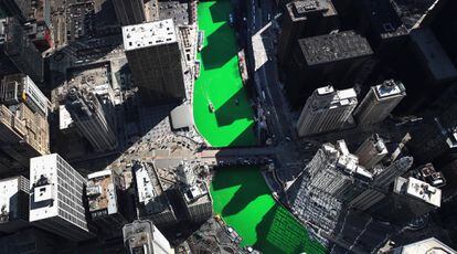 Vista aéra del río Chicago teñido de verde.