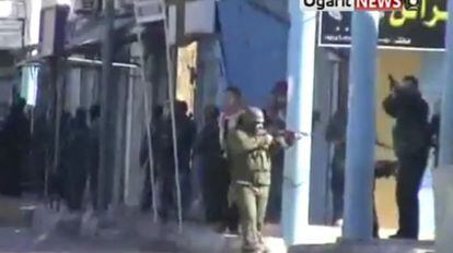 Una captura de un vídeo amateur emitido en Ugarit News que muestra a tropas de El Asad en Daraa, Siria.