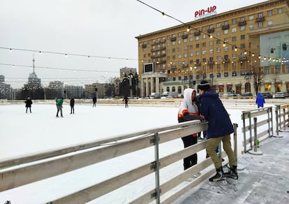 Una pareja, en la pista de patinaje de la plaza de la Independencia de Járkov, el miércoles.