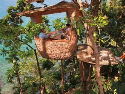 Una cena sobre los árboles en el eco hotel de Soneva en Tailandia.
