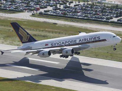 El primer avión A-380 de Airbus despega de Toulouse con destino a Singapur, desde donde cubrirá el trayecto regular con Sidney.