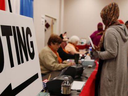 Votantes esperando su turno para depositar la papeletas en Columbia (Ohio).