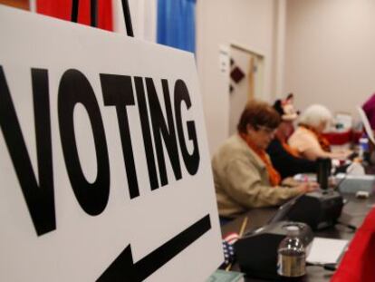 Votantes esperando su turno para depositar la papeletas en Columbia (Ohio).