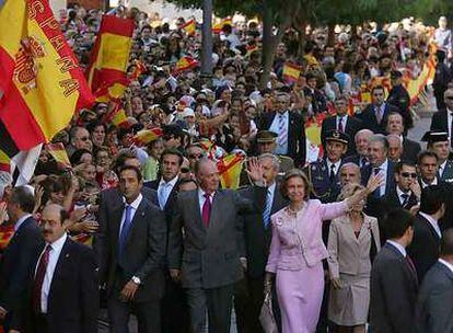 Los reyes de España saludan a la multitud que salió a la calle en Ceuta durante la visita que realizaron el 5 de noviembre.